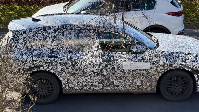 奥迪 Q9 三排座旗舰 SUV 最新谍照曝光：体态庞大，具备拖挂能力