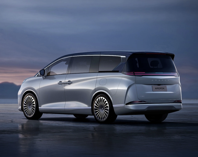 北汽极狐高端产品系列首款 MPV“问道 V9”将于 4 月 22 日开启预售，综合续航达 1330 公里