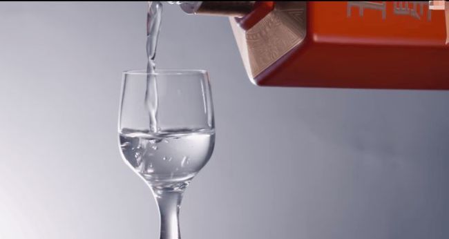有品牌销量暴跌90%，白酒厂集体押注低度“救命酒”