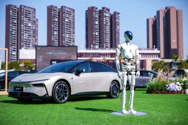 小鹏和特斯拉,谁是“物理AI”的未来?