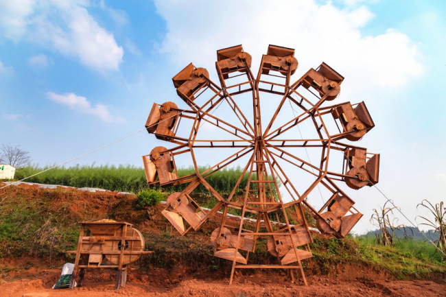 艺术家杨礼杰的《四季·风》，用农用鼓风车形成一个一环