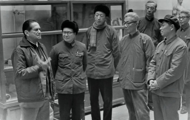 1978年钱绍武（左二）陪同玻利维亚朋友到雕塑系参观