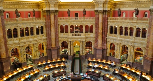 华盛顿国会图书馆内景。兴建于1800年的华盛顿国会图书馆是世界上藏书量最大的图书馆之一。