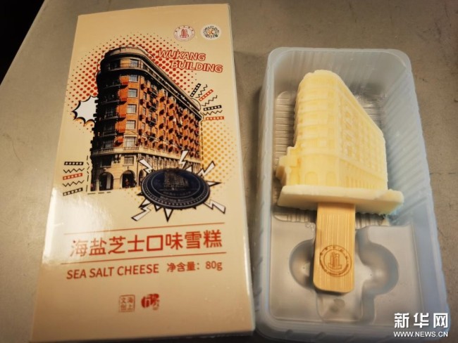 “武康大楼”雪糕的外包装上印有上海“建筑可阅读”标识和二维码（8月31日摄）。