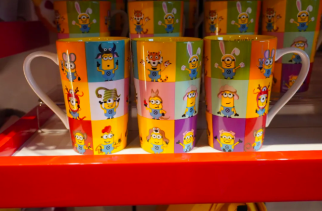 ▲园区内目前受欢迎的是小黄人十二生肖系列衍生品，图为印有小黄人十二生肖造型的水杯。新京报记者 马瑾倩 摄