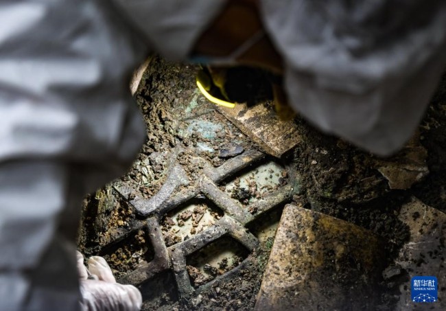 　　在四川省德阳市广汉市三星堆遗址，考古人员在7号“祭祀坑”内清理“玉板”（9月2日摄）。新华社记者 王曦 摄