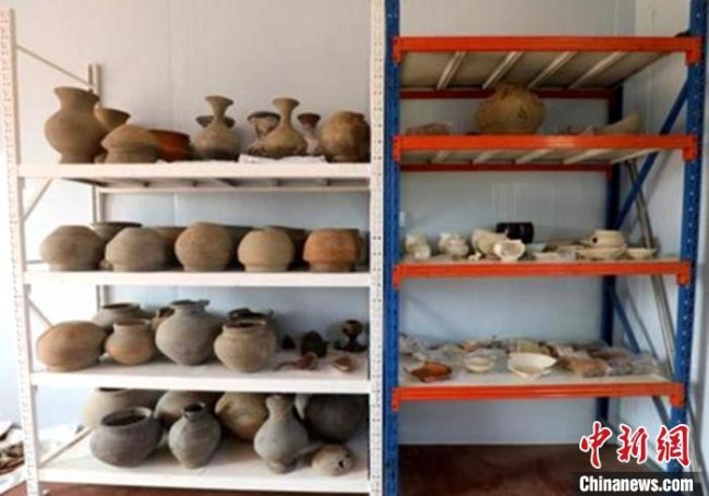 出土完整及可复原器物110余件(组)，有陶罐、陶壶、瓷碗等。　济南市考古研究院供图