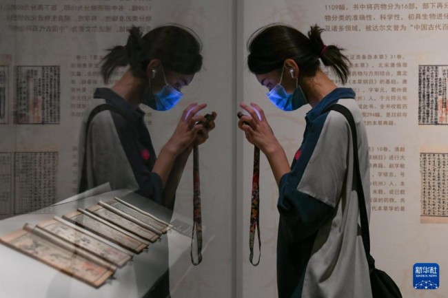 9月17日，市民观看“发现中医之美——中国传统医药文物特展”。新华社记者 胥冰洁 摄