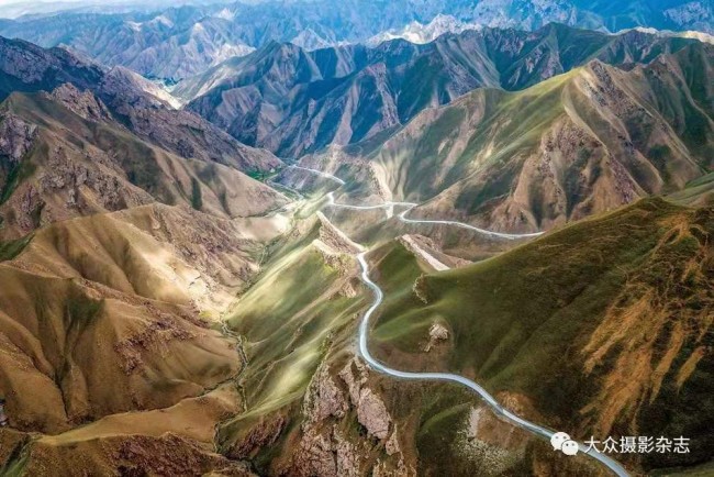 新藏公路阿卡孜达坂  刘运泽 摄