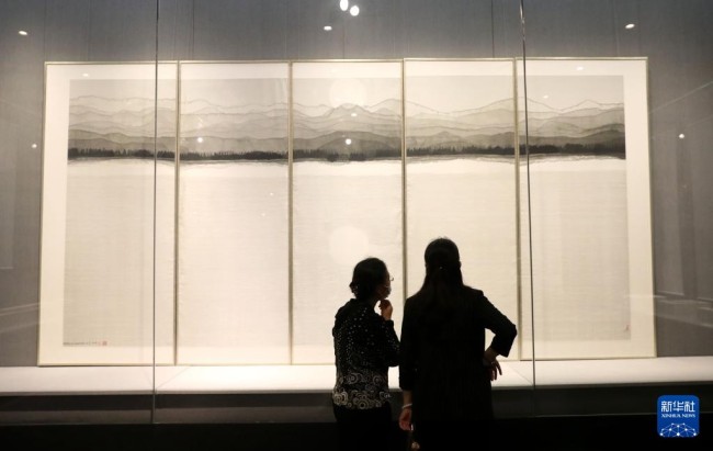 9月26日，参观者在“江南生活美学展”上欣赏江南丝织工艺品。