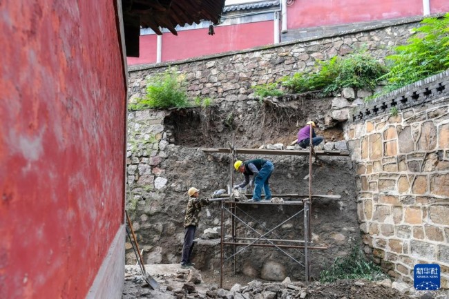 10月12日，工作人员在修缮太原市晋祠博物馆的护坡岩体。