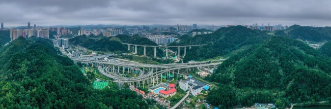 2021年10月12日拍摄的贵阳市黔春立交桥