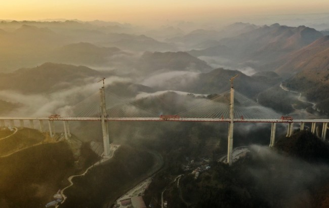 贵州都匀至安顺高速公路云雾大桥合龙场景