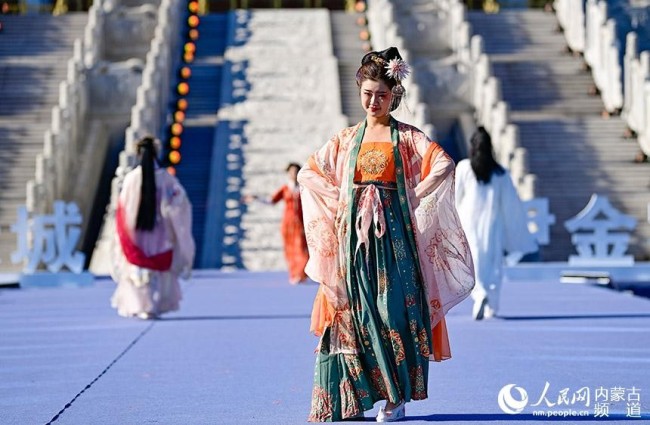 10月11日，模特在实景时装秀《汉唐古韵》篇章中展示服饰。