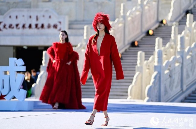 10月11日，模特在实景时装秀《耀动ERDOS》篇章中展示服饰。