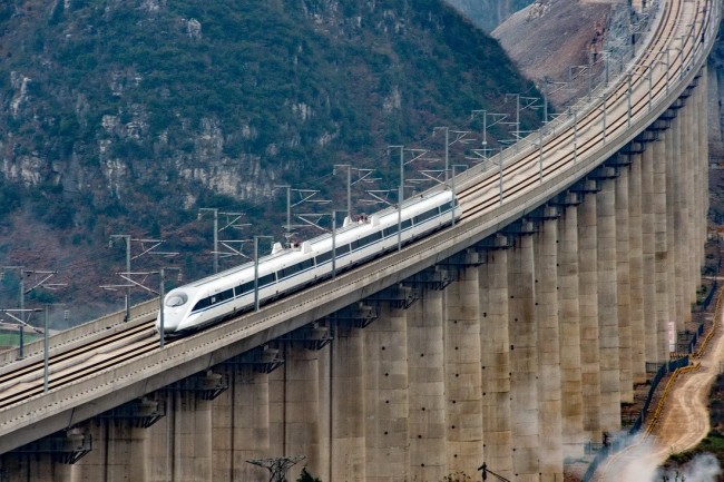由贵阳开往昆明的G4135次列车经过贵州省安顺市境内的水桶木寨特大桥