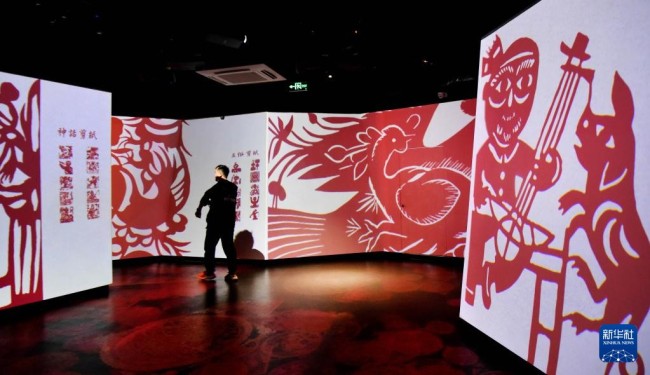 10月16日，游客在陕北民俗博物馆参观剪纸艺术。