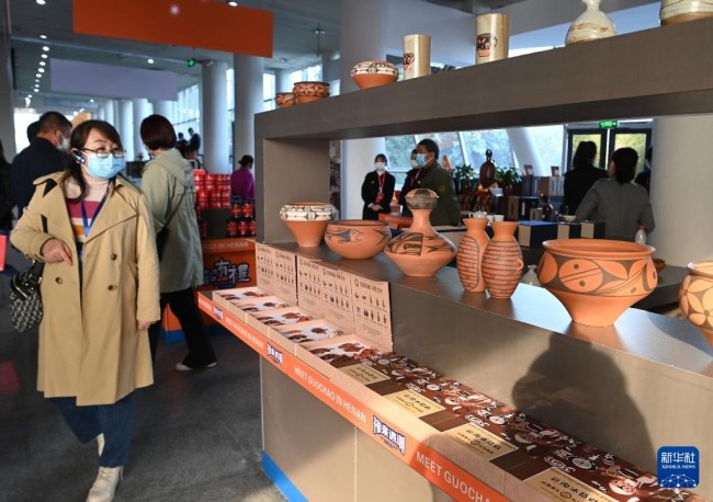 10月17日，人们在园区内的仰韶文化博物馆文创产品展区参观。