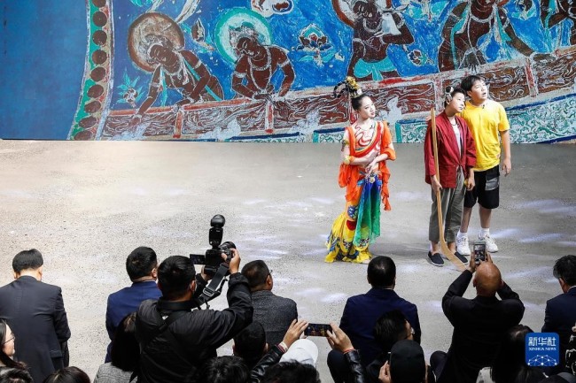 10月19日，演员们在发布会上表演敦煌文化主题的儿童舞台剧。