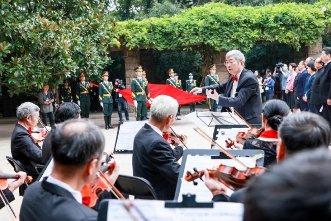 业余弦乐队“三叶草”在鲁迅墓前演奏。（受访机构提供）
