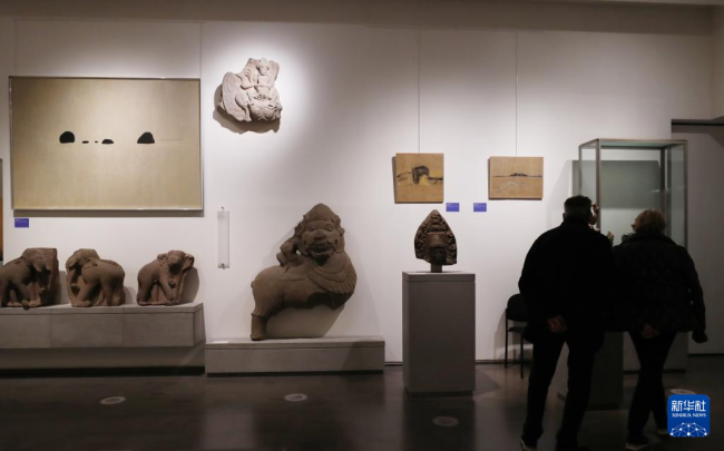 10月21日，人们在法国巴黎集美亚洲艺术博物馆参观越南艺术家的现代艺术作品。