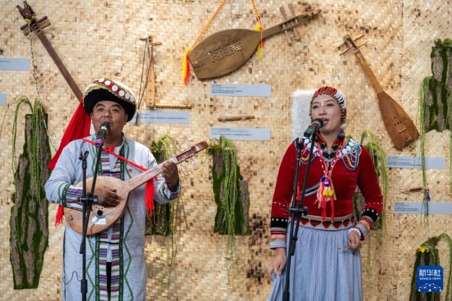 10月27日，演员在创意云南2021文化产业博览会怒江傈僳族自治州展区演唱。