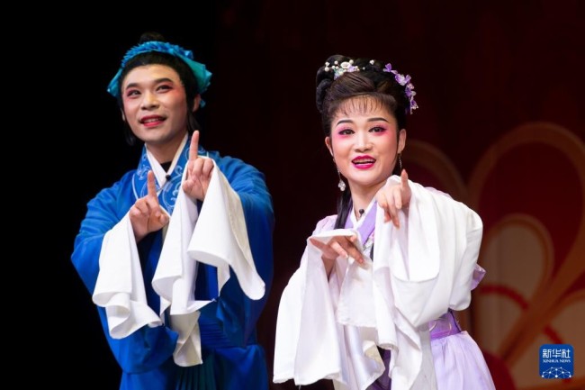 10月26日，演员在澳门永乐大戏院表演黄梅戏《天仙配》。