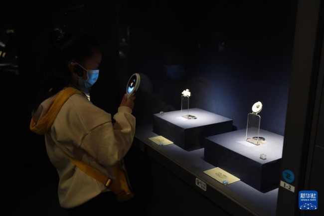 　　10月30日，市民在安徽博物院参观凌家滩遗址出土的文物。新华社记者 周牧 摄