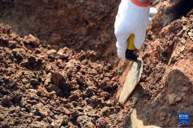 　　10月29日，考古工作者在凌家滩遗址红烧土发掘区进行考古发掘工作。新华社记者 周牧 摄