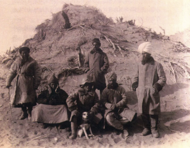 斯坦因与他的探险队员们在塔克拉玛干大沙漠中一处沙丘上的合影。<br><br>
