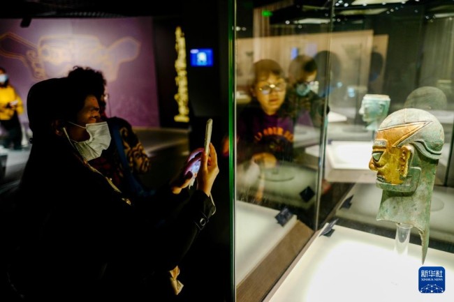 10月29日，参观者在三星堆博物馆内欣赏展品。