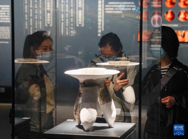 10月29日，参观者在三星堆博物馆内欣赏展品。