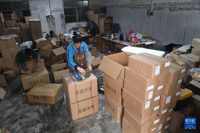 在广西桂林市灵川县定江镇一家文化创意企业，员工在包装圆竹剖丝团扇产品准备外销（10月29日摄）。