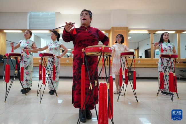  11月6日，在威县文化馆，梨花大鼓传承人张君立为曲艺爱好者表演梨花大鼓。