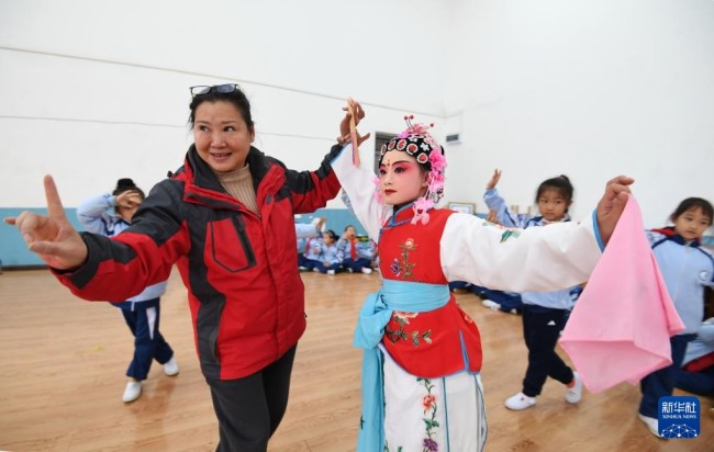 　　11月12日，贵阳市南明区第二实验小学的学生在特色课程班学习戏曲。新华社发（赵松摄）