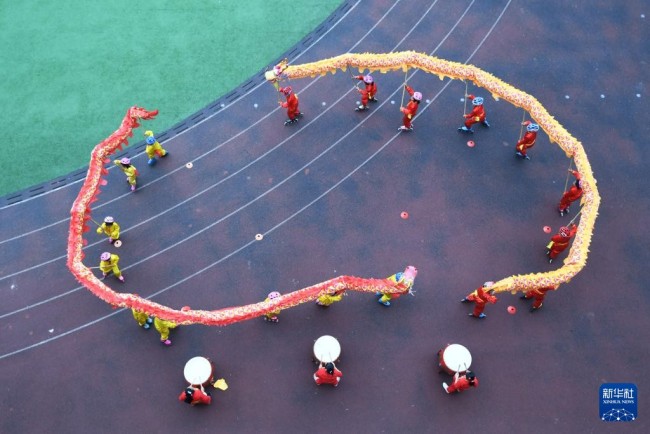 11月12日，贵阳市南明区第二实验小学轮滑社团的学生进行舞龙训练。