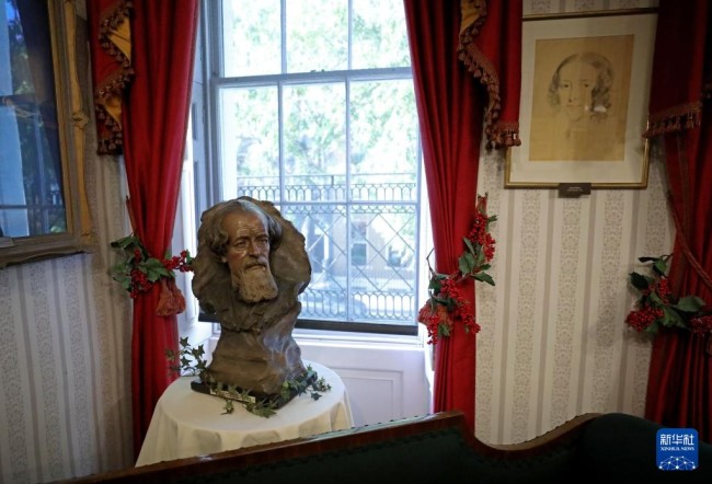 这是11月16日在英国伦敦狄更斯博物馆拍摄的狄更斯雕像。