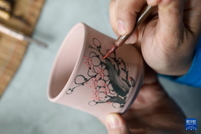 　　11月21日，在寶豐縣大營鎮一家汝瓷企業，汝瓷藝人在汝瓷胚胎上繪畫。新華社發（何五昌 攝）