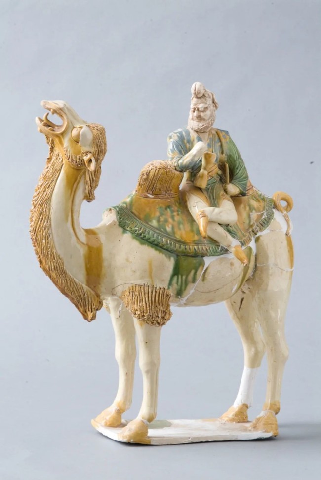 (唐）三彩骑驼奏乐俑 西安博物院藏