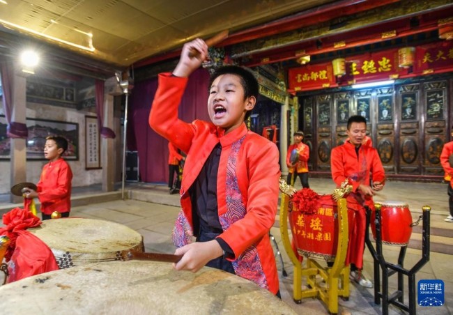 12岁的王浩亮（前）和小伙伴们在汕头市潮南区华瑶村王氏祠堂练习潮州大锣鼓。