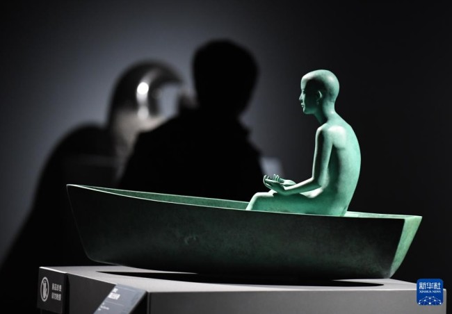 12月22日，观众在观看《凝固的旋律——国家大剧院第二届雕塑作品邀请展》。
