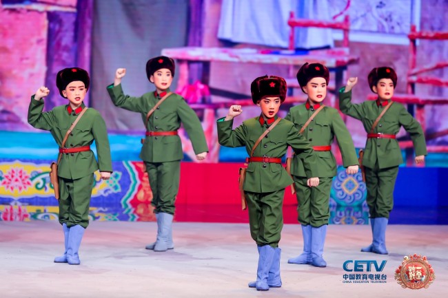 中国人民大学附属小学学生表演京剧《智取威虎山》