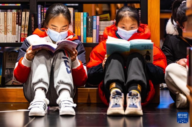 1月2日，读者在贵州省安顺市西秀区一家书店内阅读。