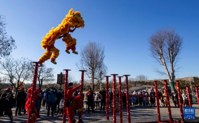 1月2日，游客在山东省烟台市蓬莱阁风景区观看舞狮表演。
