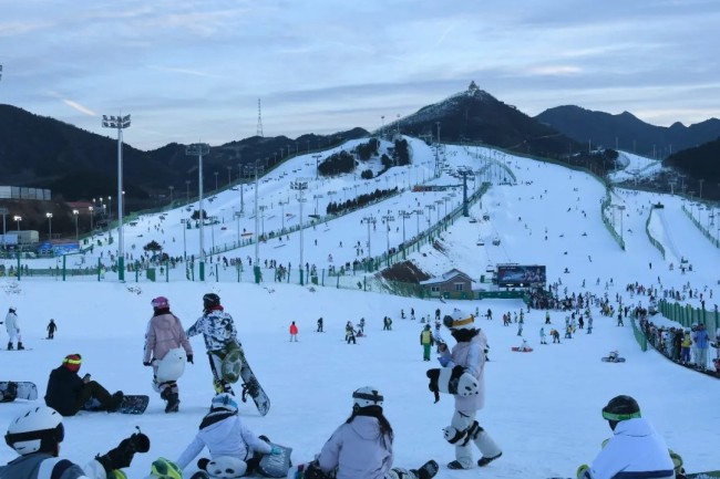 北京南山滑雪场，是口碑较好、设施好、较热门的雪场