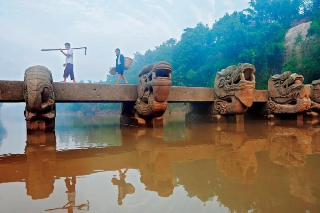 龙脑桥是泸县现存龙桥群中修建年代最早、保存最完整的桥。（摄影/袁蓉荪，图自《中国国家地理》2011年6月） 
