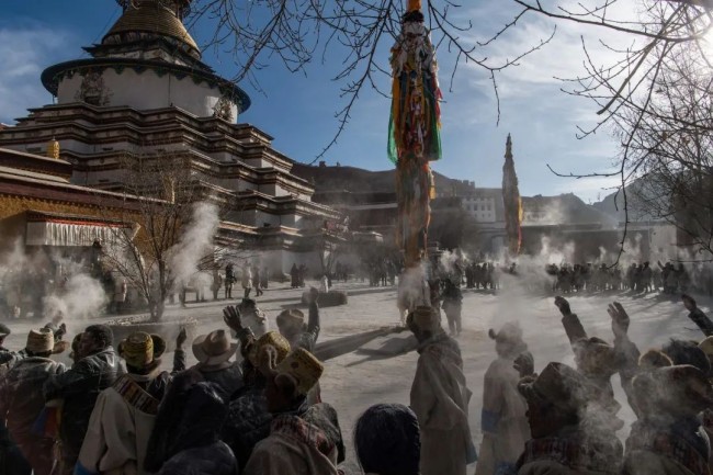 藏历年民众抛洒糌粑祈福