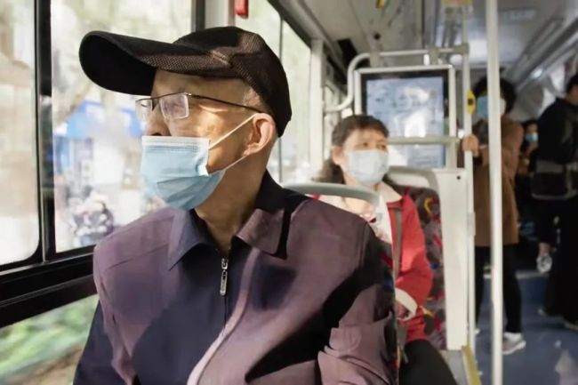 沈燮元每天独自乘公交车上班 图源《但是还有书籍》