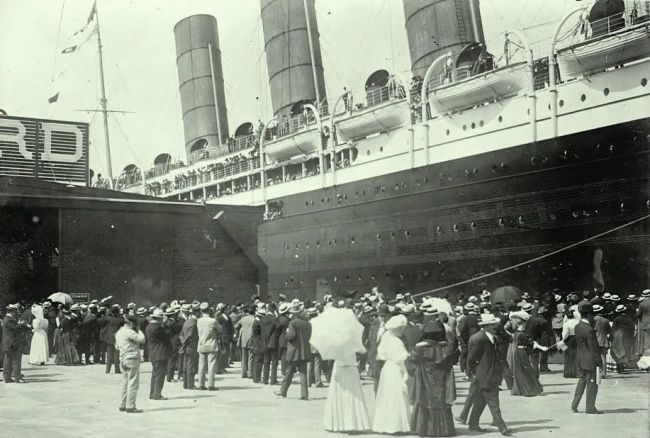 1912年启航时的泰坦尼克号。