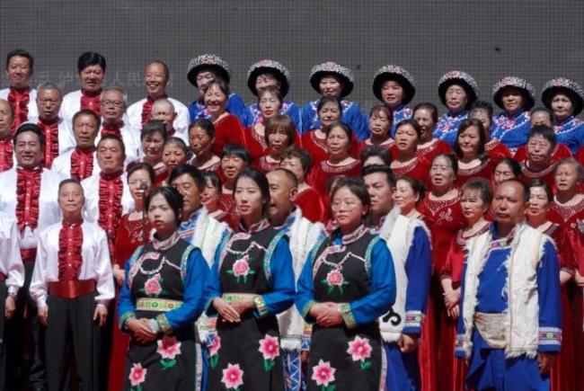 泸定县举办纪念红军飞夺泸定桥胜利88周年红歌万人合唱展演活动
